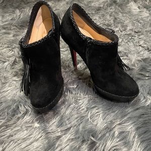 Very good condition little wear on bottom